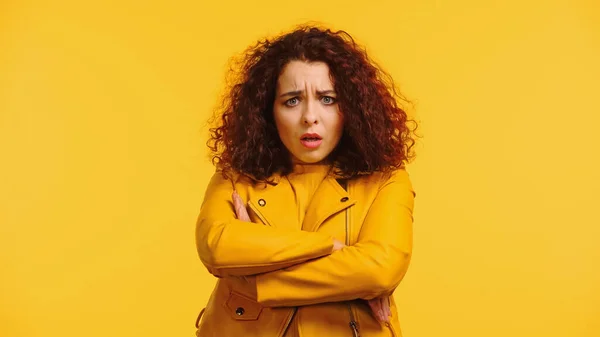 Mujer Joven Disgustada Chaqueta Cuero Pie Con Brazos Cruzados Aislados — Foto de Stock