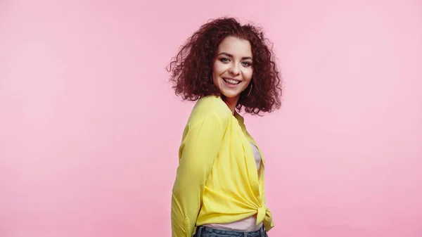 Joven Mujer Sonriente Camisa Amarilla Aislada Rosa — Foto de Stock