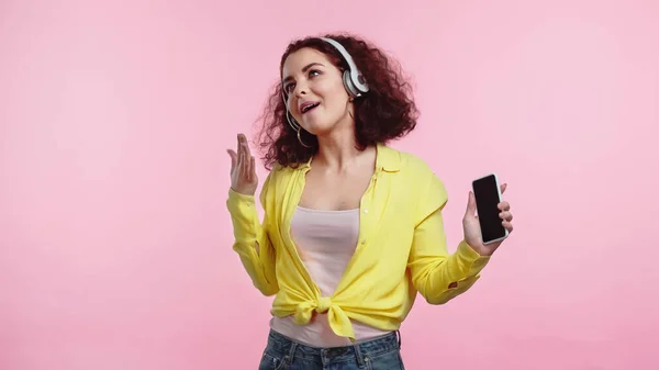 Щаслива Молода Жінка Бездротових Навушниках Тримає Смартфон Порожнім Екраном Ізольовано — стокове фото