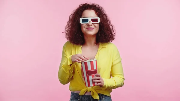 Glad Ung Kvinna Glasögon Håller Popcorn Hink Isolerad Rosa — Stockfoto