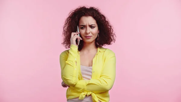 Young Curly Woman Standing While Talking Smartphone Isolated Pink — Stock Photo, Image
