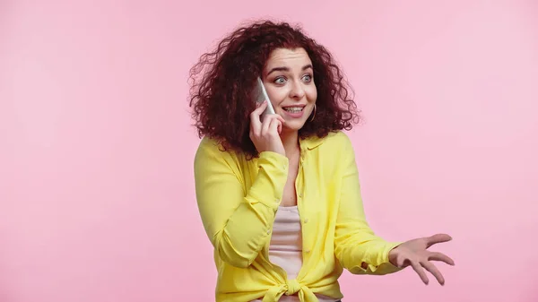 Young Cheerful Woman Gesturing While Talking Mobile Phone Isolated Pink — Stock Photo, Image