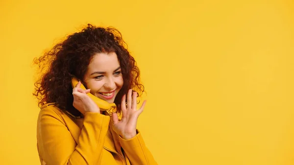 Vrolijk Jong Vrouw Imiteren Telefoon Gesprek Met Banaan Geïsoleerd Geel — Stockfoto