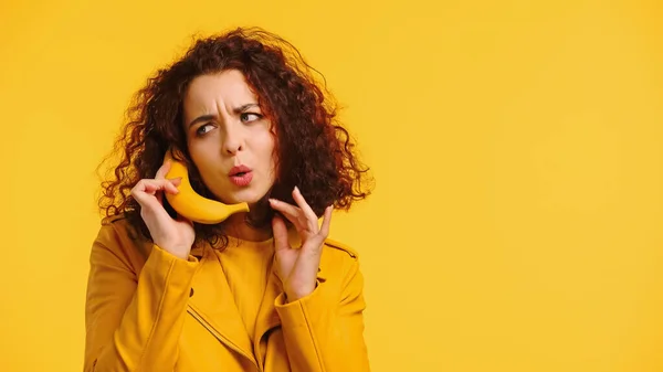 Jovem Imitando Conversa Telefônica Com Banana Isolada Amarelo — Fotografia de Stock