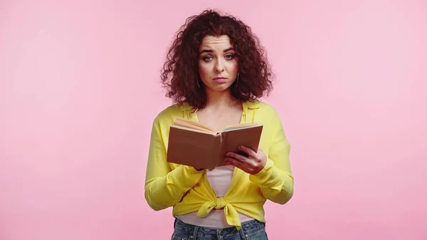 Riccio Sconvolto Studente Tenendo Libro Isolato Rosa — Foto Stock