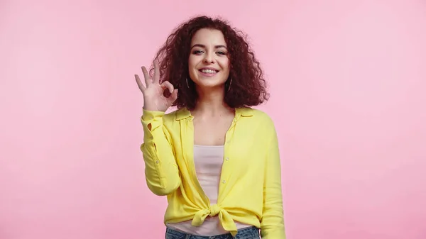 Smiling Young Curly Woman Showing Sign Isolated Pink — Stock Photo, Image