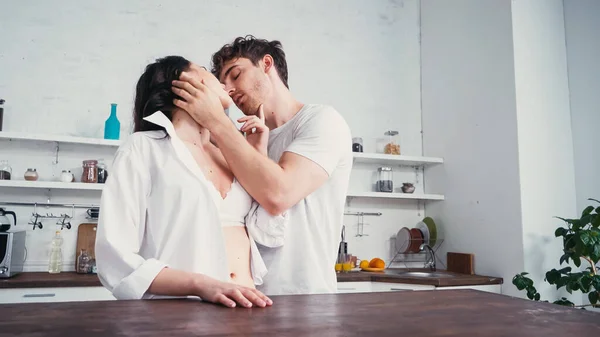 Homem Shirt Branca Beijando Mulher Sedutora Perto Mesa Cozinha — Fotografia de Stock