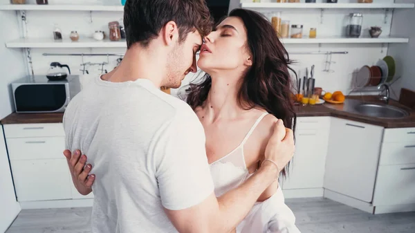 Jovem Homem Branco Shirt Abraçando Mulher Quente Sutiã Cozinha — Fotografia de Stock