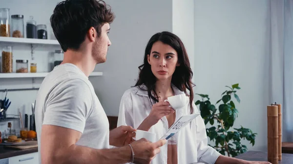 Hombre Con Periódico Mirando Seductora Mujer Bebiendo Café Cocina — Foto de Stock