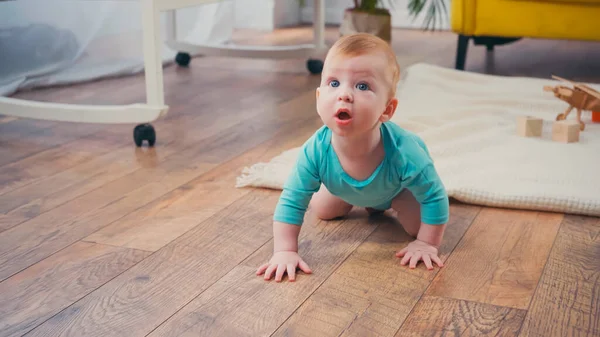 Surprised Infant Boy Crawling Floor Living Room — Stock Photo, Image