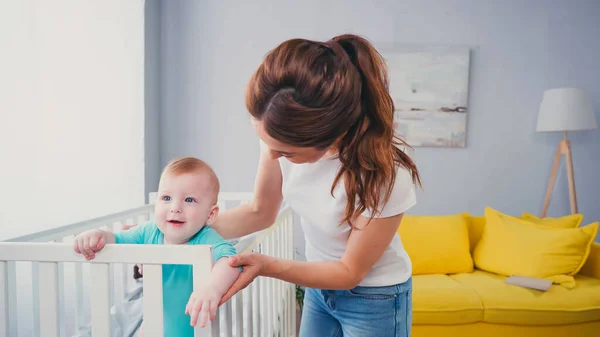 Morena Mujer Pie Cerca Feliz Infante Niño Bebé Cuna — Foto de Stock