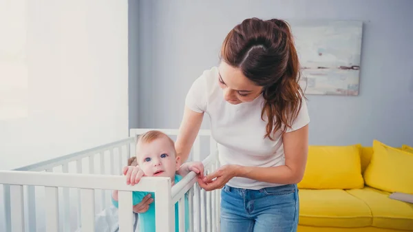 Brunette Woman Standing Infant Boy Baby Crib — Stock Photo, Image