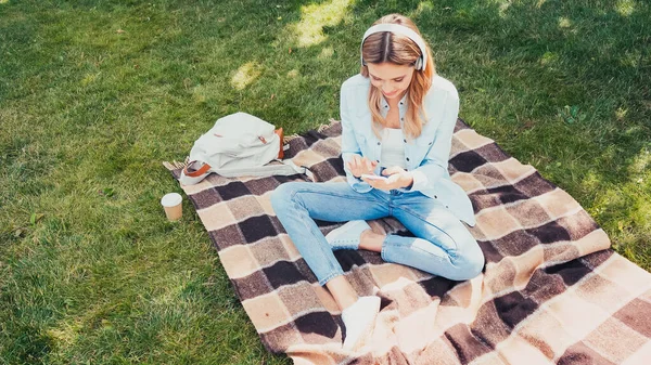 High Angle View Joyful Student Headphones Using Smartphone Blanket Park — Stock Photo, Image