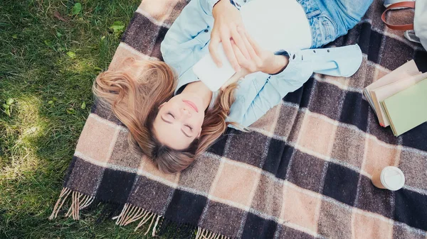 Top View Happy Student Using Smartphone Coffee Books Blanket — Stock Photo, Image