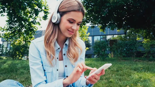 Piacere Donna Utilizzando Smartphone Ascoltare Musica Cuffie Wireless Nel Parco — Foto Stock