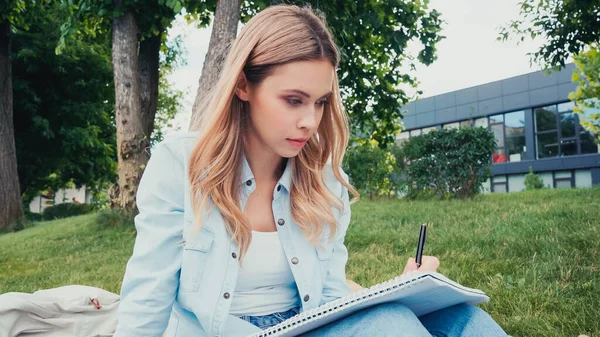 Joven Mujer Sosteniendo Pluma Escribir Cuaderno Parque — Foto de Stock