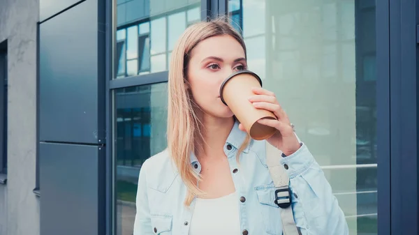 Mujer Joven Bebiendo Café Para Cerca Del Edificio Calle Urbana — Foto de Stock