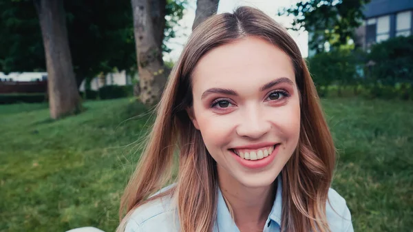 Joyful Young Woman Looking Camera Smiling Green Park — Stock Photo, Image