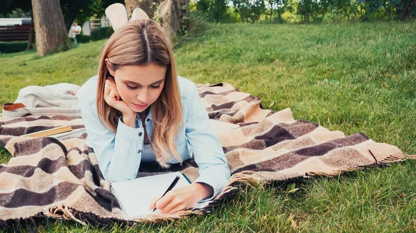 Estudiante Escribiendo Libro Texto Mientras Está Acostado Una Manta Parque —  Fotos de Stock