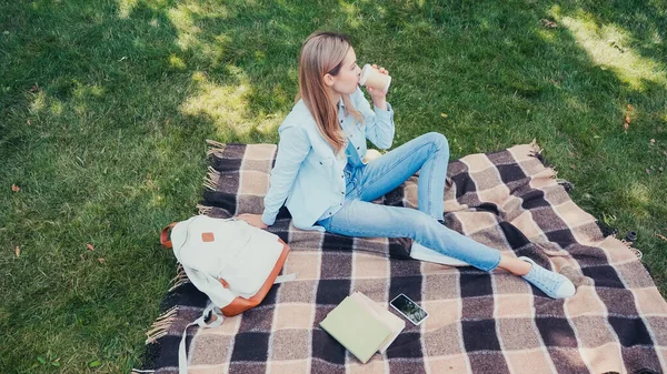 Student Drinking Coffee Books Smartphone Plaid Blanket Park — Stock Photo, Image