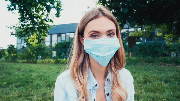 Joven Estudiante Máscara Médica Azul Parque Verde — Foto de Stock