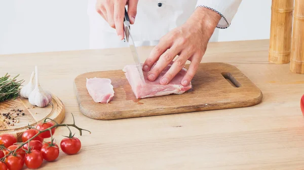 Vista Recortada Chef Rebanando Solomillo Cerdo Sobre Tabla Cortar Blanco — Foto de Stock