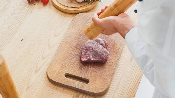 Vágott Kilátás Séf Malom Fűszerezés Marhahús Steak Aprító Fórumon — Stock Fotó