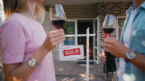 家と板に赤ワインのグラスが付いたぼやけたカップルの近くで販売された手紙 — ストック写真