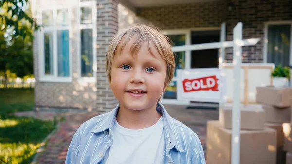 Alegre Chico Mirando Cámara Cerca Nueva Casa — Foto de Stock