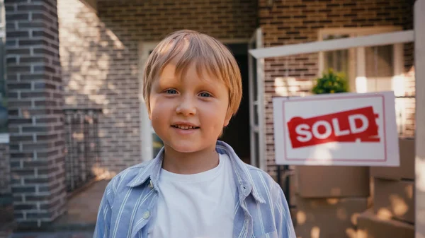 Tevreden Jongen Zoek Naar Camera Buurt Van Nieuw Huis — Stockfoto