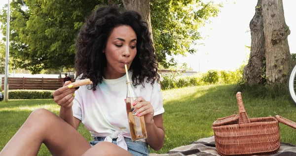 African American Woman Drinking Lemonade Straw Holding Piece Pizza Picnic — Stock Photo, Image