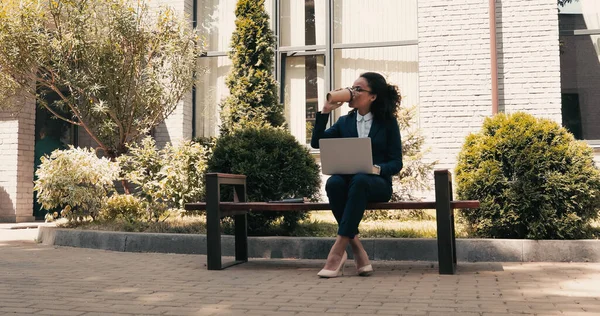 Lockigt Afrikansk Amerikansk Affärskvinna Använder Laptop Och Dricka Kaffe För — Stockfoto