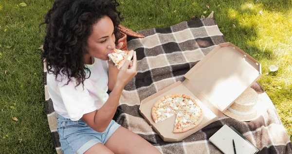Magas Szög Kilátás Afro Amerikai Eszik Pizza Piknik Közben Parkban — Stock Fotó