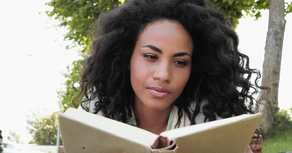 Young African American Woman Reading Book Hardcover — Stock Photo, Image