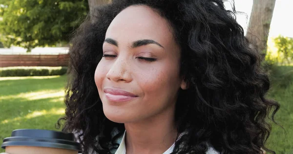 Alegre Mujer Afroamericana Cerca Del Café Para Parque — Foto de Stock