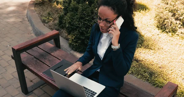 Mujer Negocios Afroamericana Insatisfecha Hablando Por Teléfono Celular Mientras Está — Foto de Stock