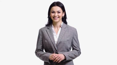 Kameraya gülümseyen esmer iş kadını beyaza izole edilmiş.
