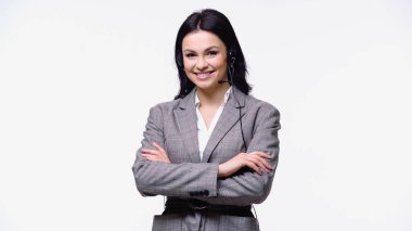 Kulaklık takmış iş kadını kollarını çapraz yapıp beyazlara sarılmış.