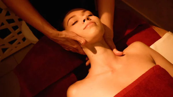 Femme Aux Yeux Fermés Recevant Massage Cou Masseur Professionnel Dans — Photo