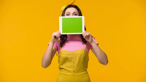 Jovem Mulher Cobrindo Rosto Com Tablet Digital Isolado Amarelo — Fotografia de Stock