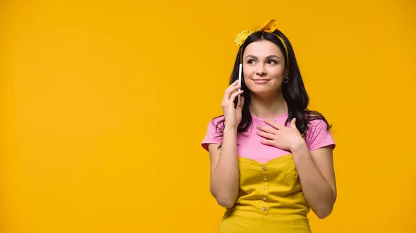 Mulher Alegre Falando Telefone Celular Isolado Amarelo — Fotografia de Stock