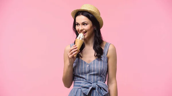 Frau Mit Sonnenhut Isst Eis Isoliert Auf Rosa — Stockfoto