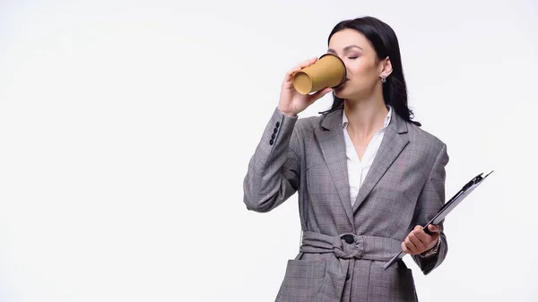 Morena Mujer Negocios Bebiendo Café Sujetando Portapapeles Aislado Blanco — Foto de Stock