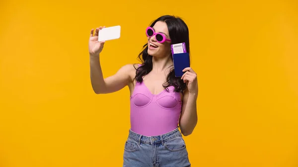 Smiling Woman Sunglasses Swimsuit Holding Passport Air Ticket While Taking — 图库照片