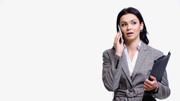 Brunette Επιχειρηματίας Σακάκι Κρατώντας Πρόχειρο Και Μιλώντας Smartphone Που Απομονώνονται — Φωτογραφία Αρχείου