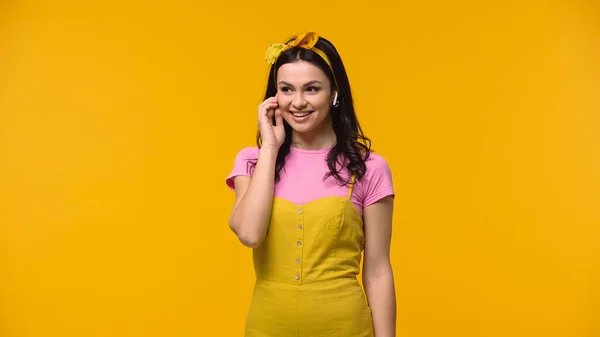 Smiling Woman Listening Music Earphones Isolated Yellow — Stock Photo, Image