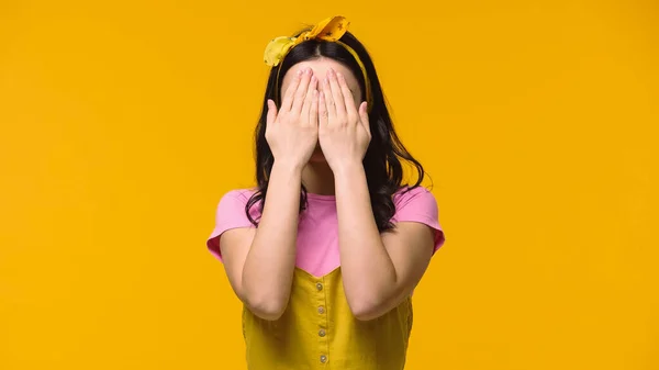 Jovem Mulher Cobrindo Mãos Sagacidade Rosto Isolado Amarelo — Fotografia de Stock