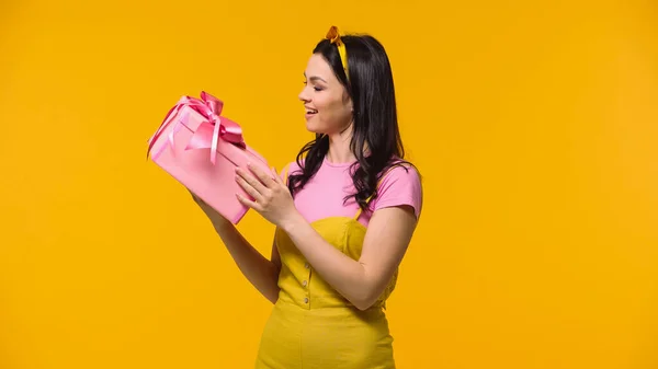 Vista Lateral Mujer Sonriente Sosteniendo Caja Regalo Aislada Amarillo — Foto de Stock