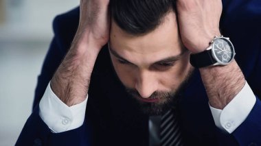 resmi olarak depresif iş adamı başıyla dokunur ve aşağı bakar.