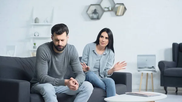 Displeased Woman Quarreling Frustrated Man Living Room — 스톡 사진